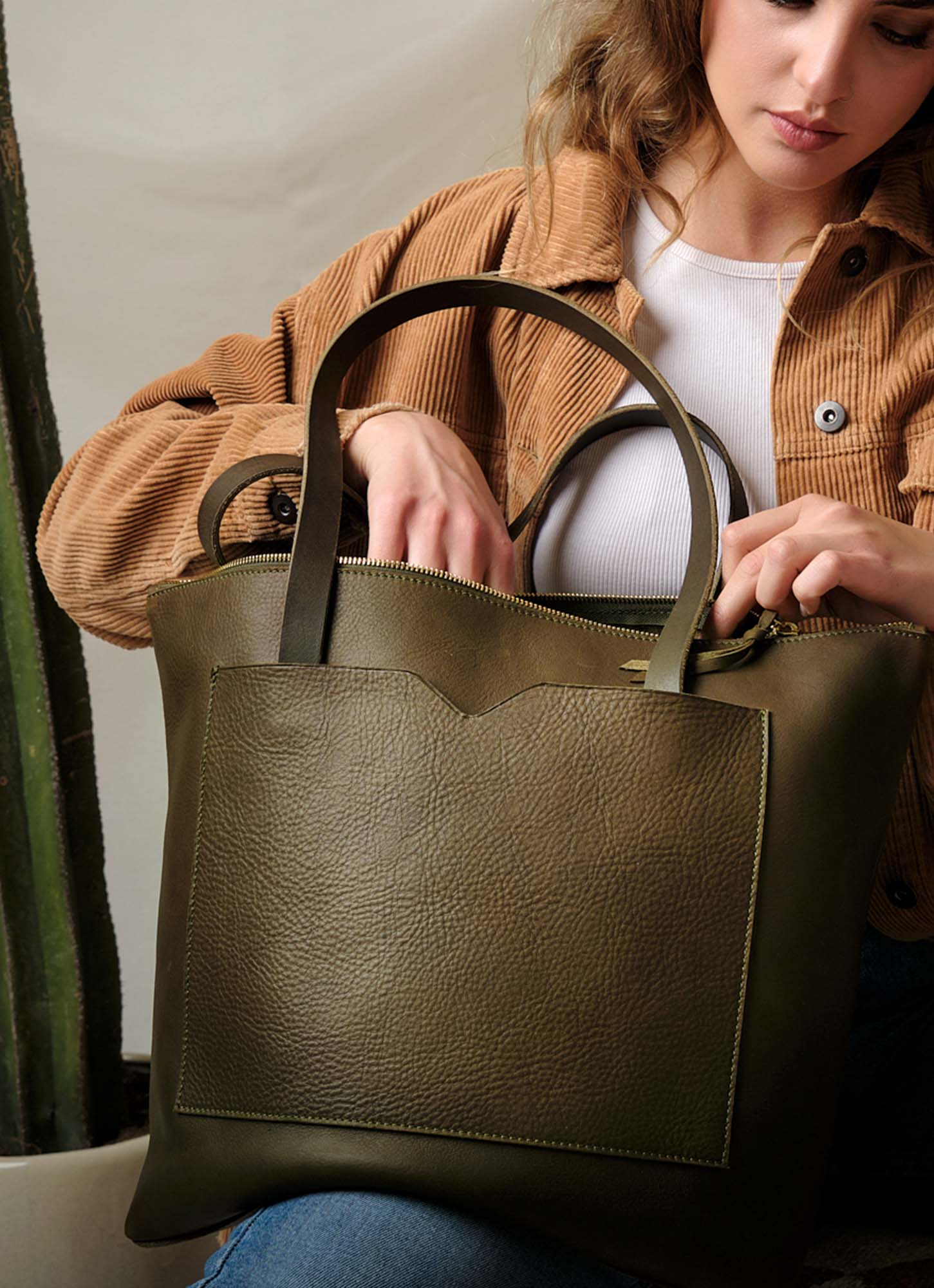 Full-Grain Leather Wide Zipper Tote Bag: Black